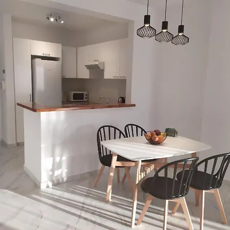 Regina Garden Renovated & Lovely Apartment, פאפוס