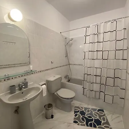 דירה Regina Garden Renovated & Lovely Apartment, *