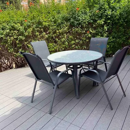 דירה Regina Garden Renovated & Lovely Apartment, *