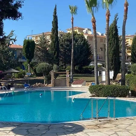 Regina Garden Renovated & Lovely Apartment, דירה פאפוס
