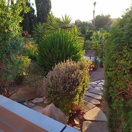דירה Regina Garden Renovated & Lovely Apartment, *