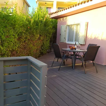 Regina Garden Renovated & Lovely Apartment, פאפוס