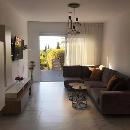 Regina Garden Renovated & Lovely Apartment, * פאפוס