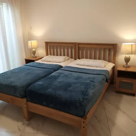 דירה Regina Garden Renovated & Lovely Apartment,