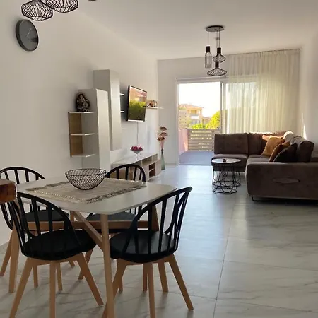 Regina Garden Renovated & Lovely Apartment,