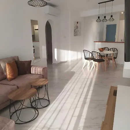 Regina Garden Renovated & Lovely Apartment, * Пафос