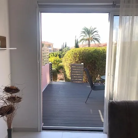 Regina Garden Renovated & Lovely Apartment, * Пафос