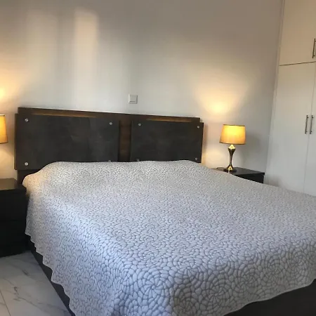 Regina Garden Renovated & Lovely Apartment, Апартаменты Пафос